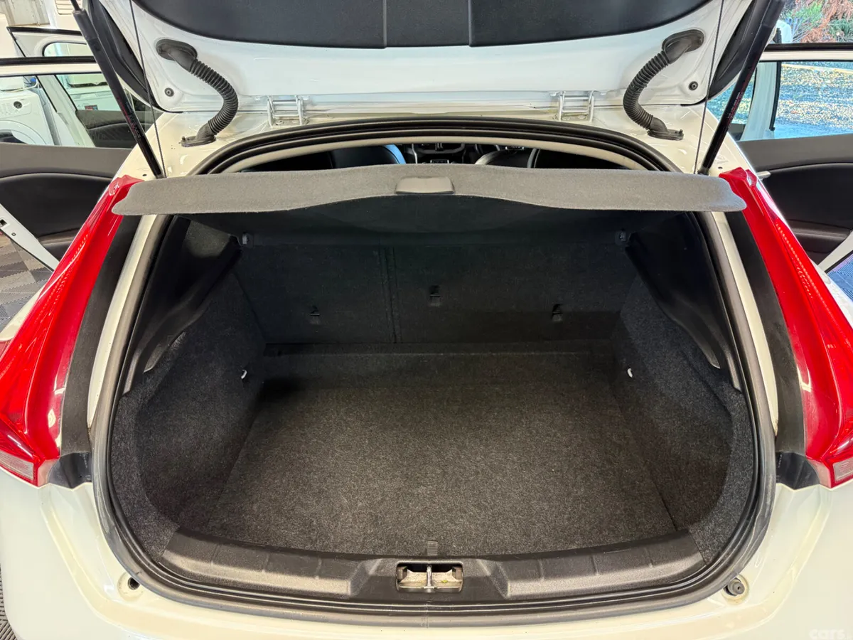 Volvo V40 Hatchback, Diesel, 2017, White