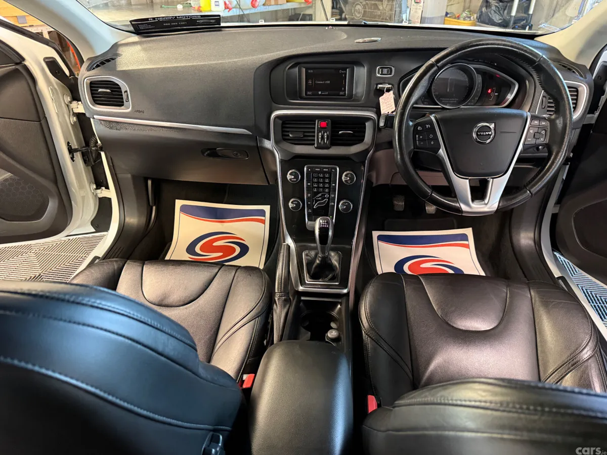 Volvo V40 Hatchback, Diesel, 2017, White