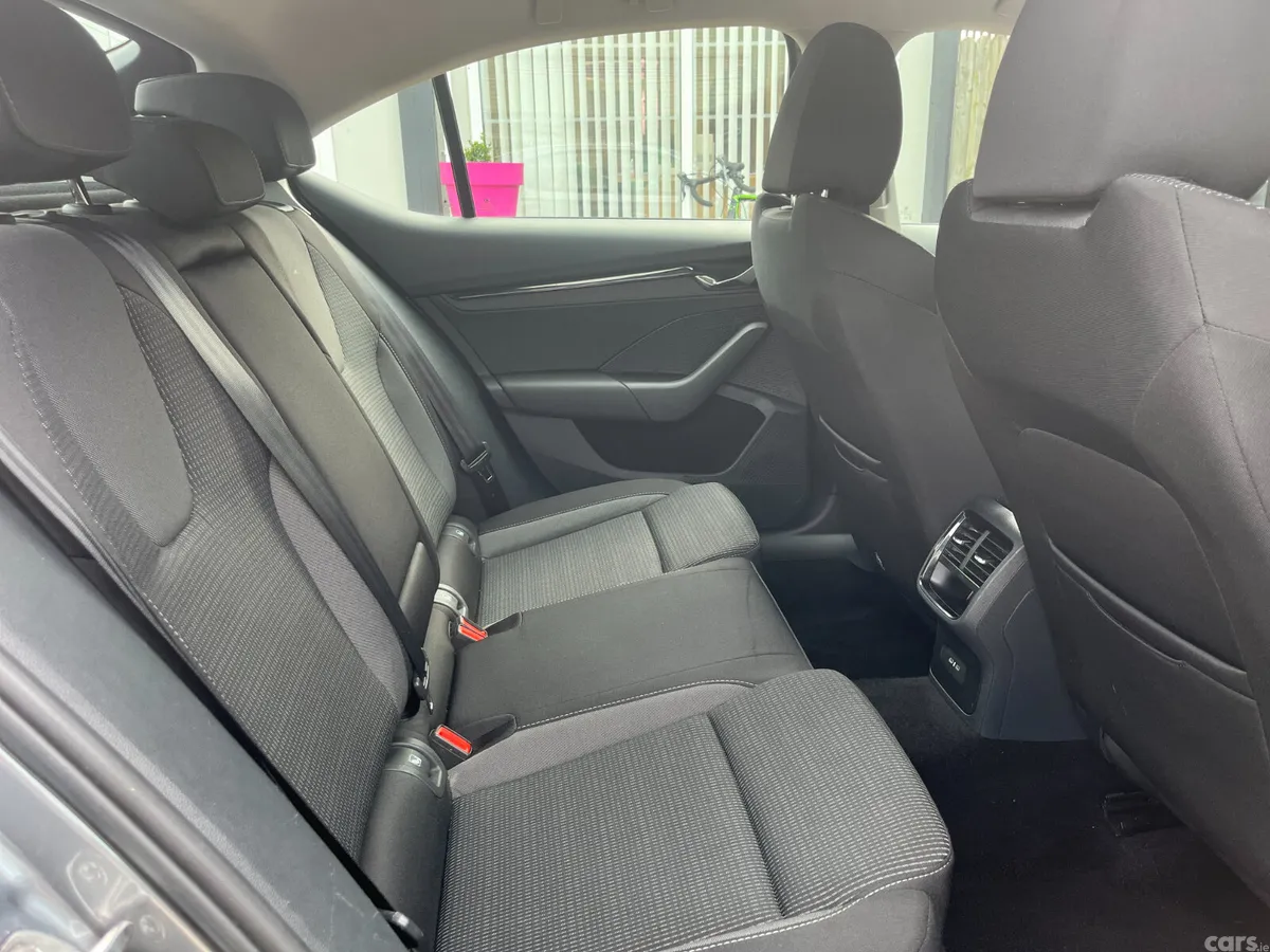 Skoda Octavia Saloon, Diesel, 2024, Grey