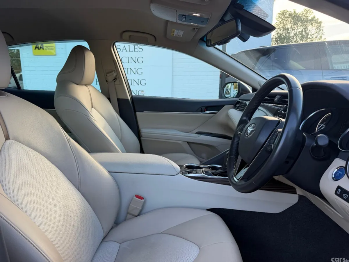 Toyota Camry Saloon, Petrol Hybrid, 2019, Silver