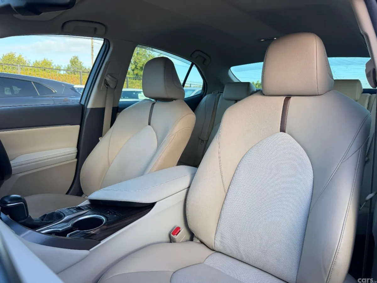 Toyota Camry Saloon, Petrol Hybrid, 2019, Silver
