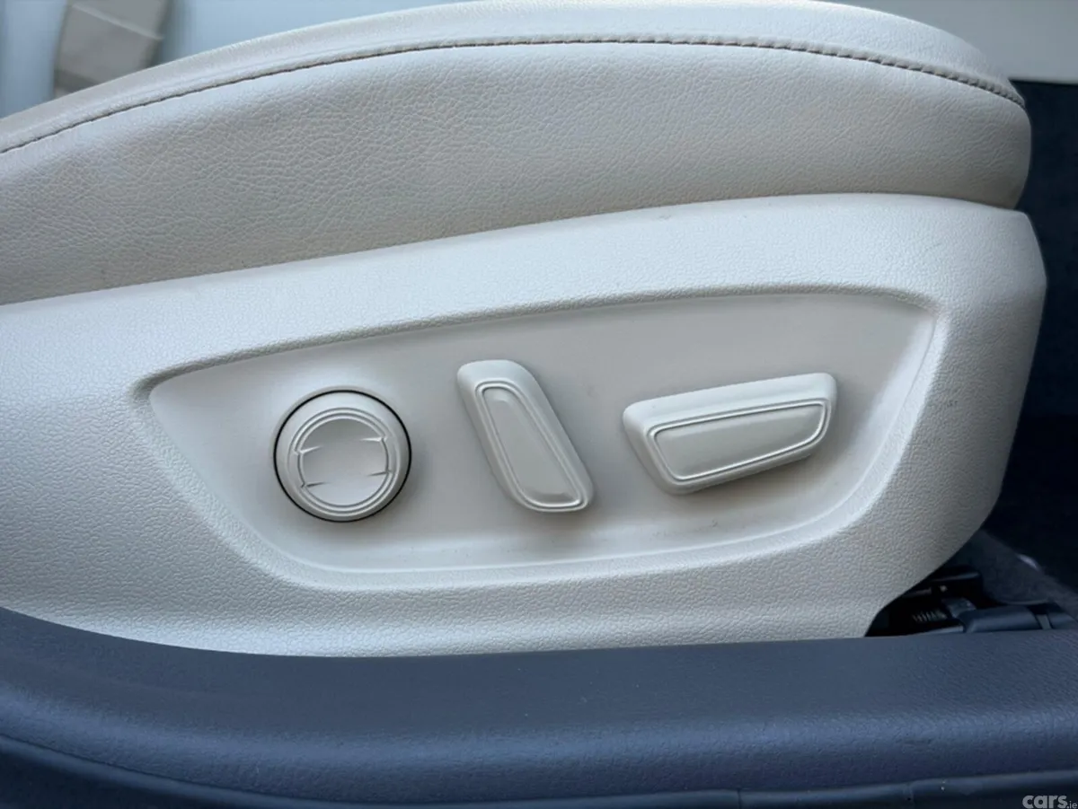 Toyota Camry Saloon, Petrol Hybrid, 2019, Silver