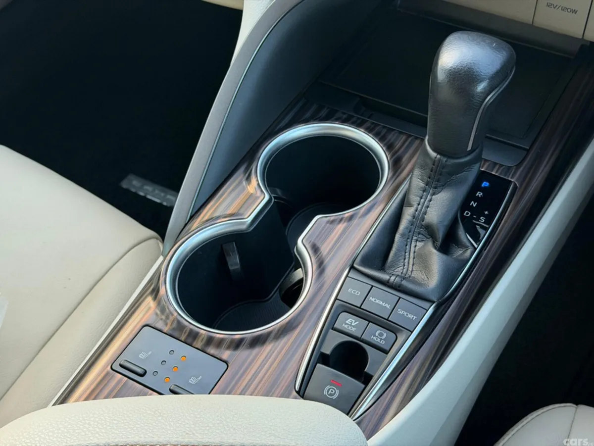 Toyota Camry Saloon, Petrol Hybrid, 2019, Silver