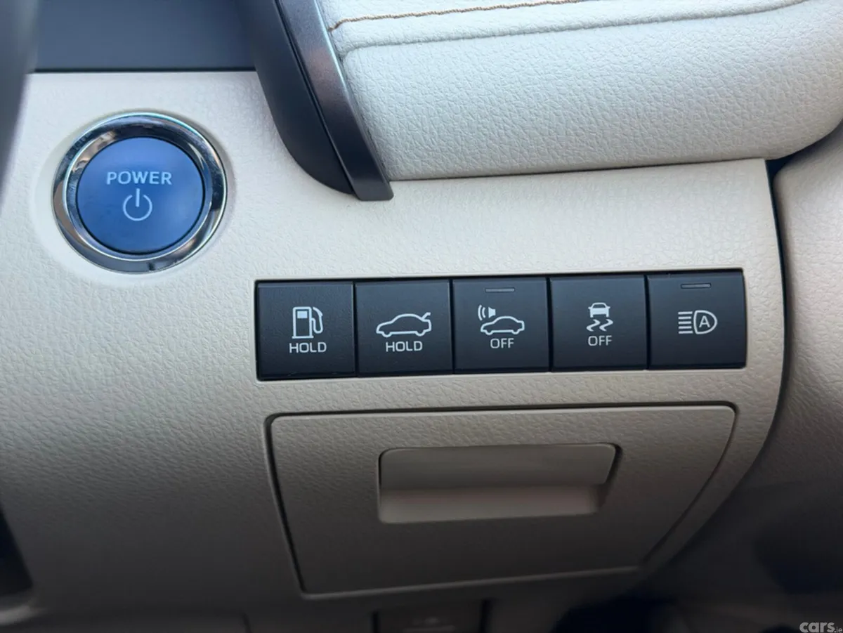 Toyota Camry Saloon, Petrol Hybrid, 2019, Silver