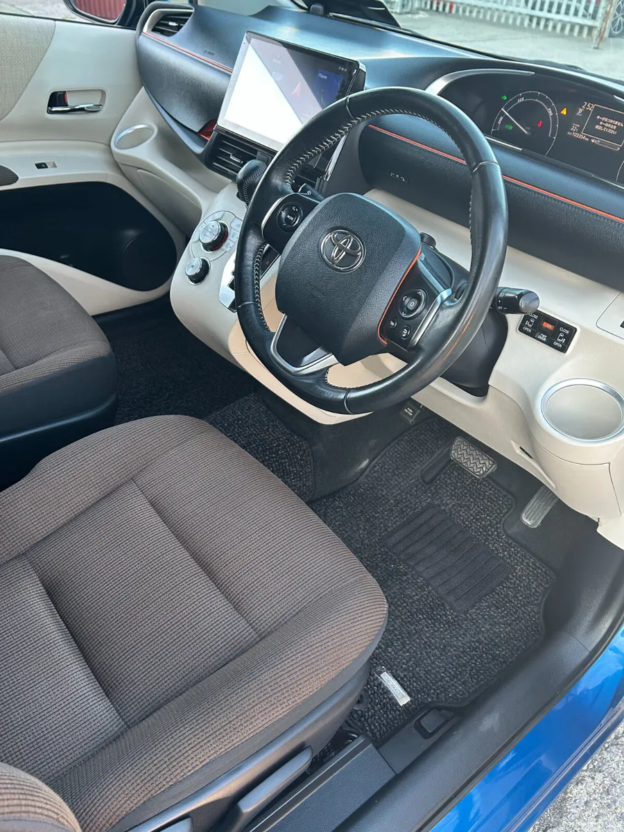 Toyota Sienta MPV, Petrol Hybrid, 2017, Blue