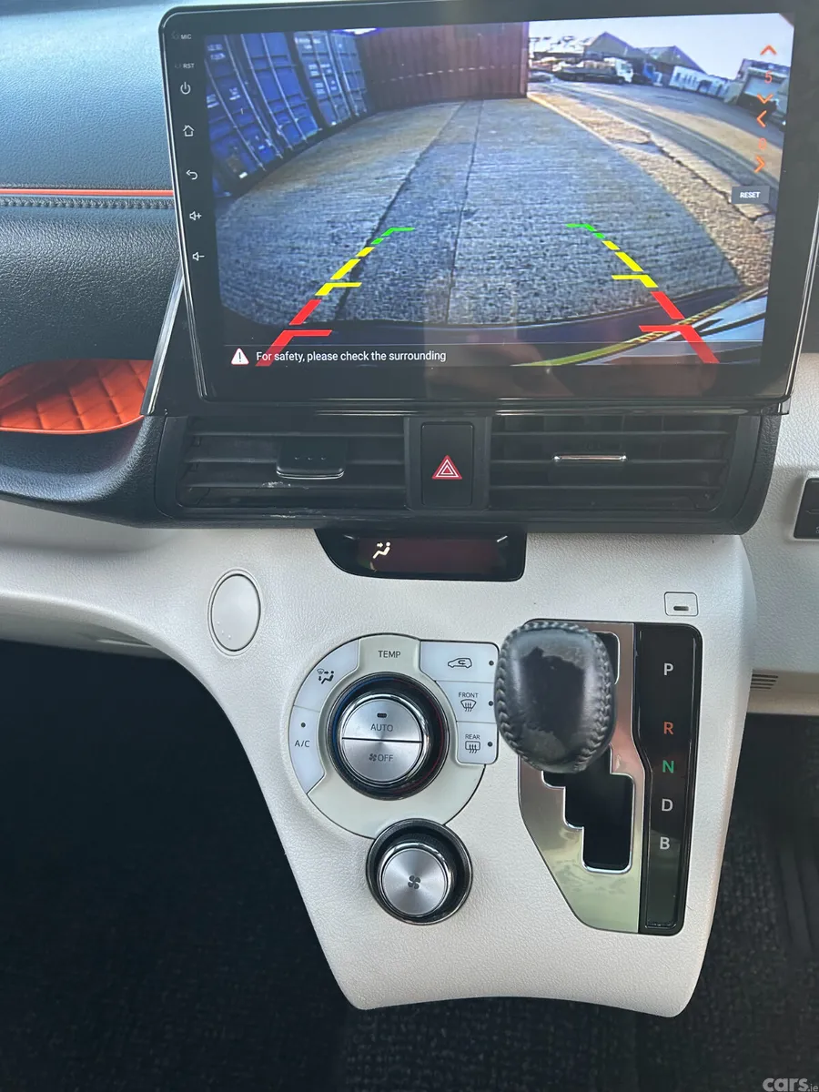 Toyota Sienta MPV, Petrol Hybrid, 2017, Blue