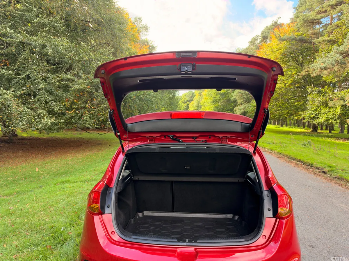 Kia Ceed Hatchback, Diesel, 2016, Red