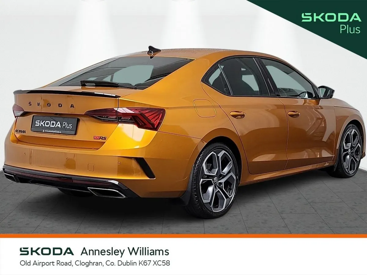 Skoda Octavia Saloon, Diesel, 2024, Orange