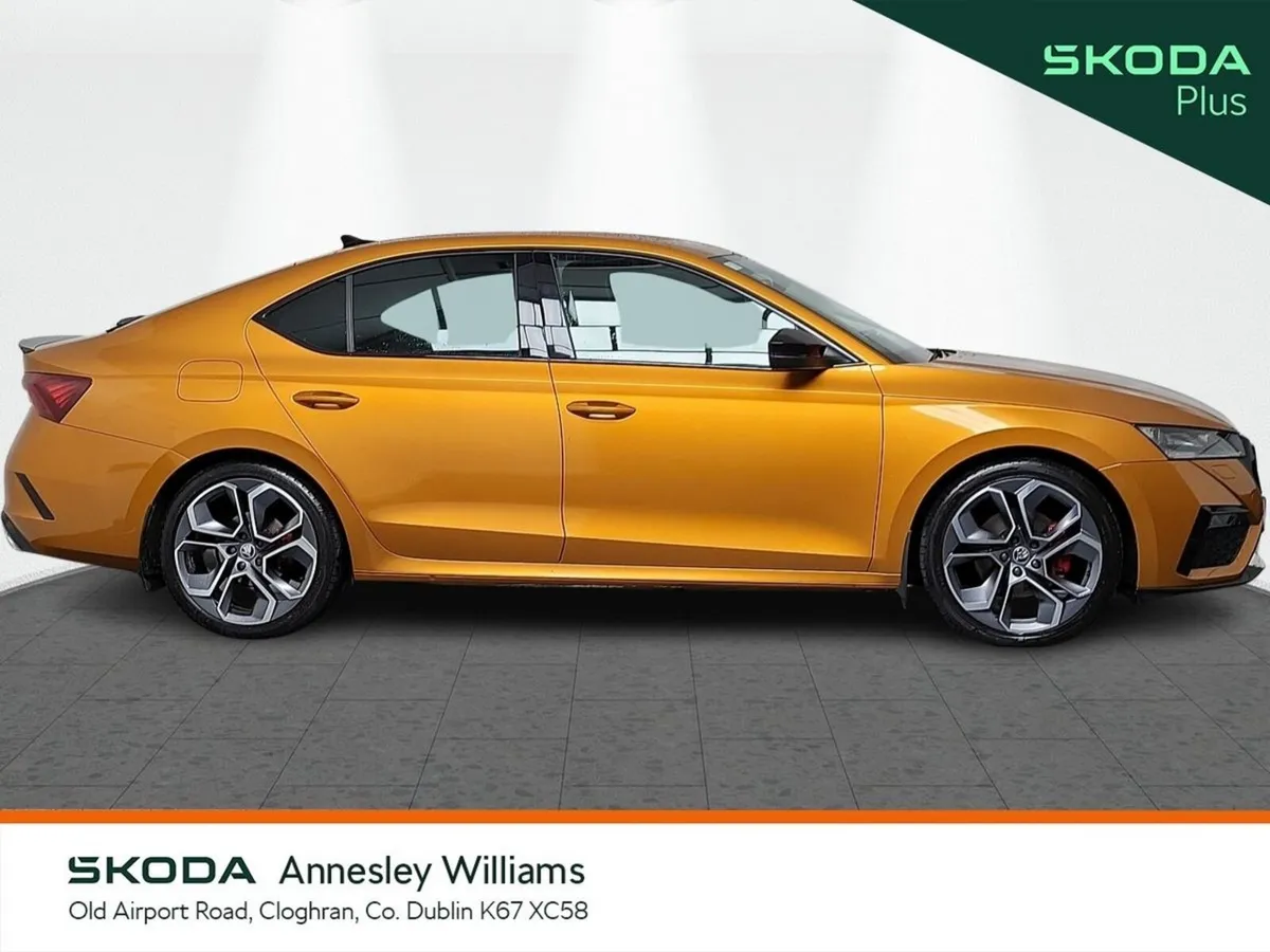 Skoda Octavia Saloon, Diesel, 2024, Orange