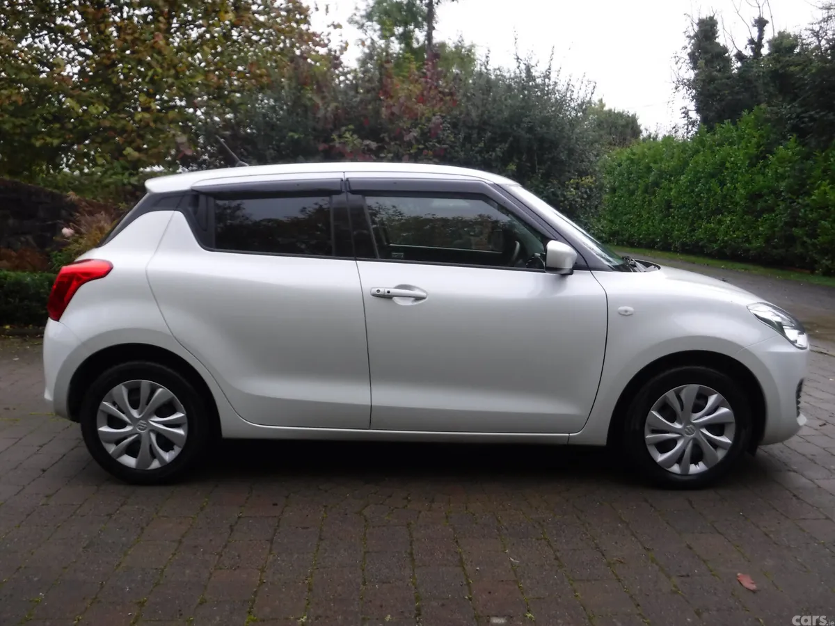 Suzuki Swift Hatchback, Petrol, 2021, White