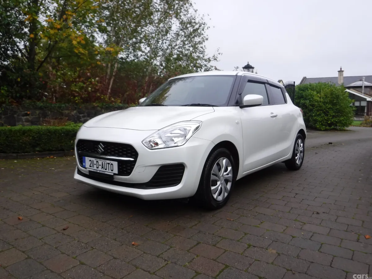 Suzuki Swift Hatchback, Petrol, 2021, White