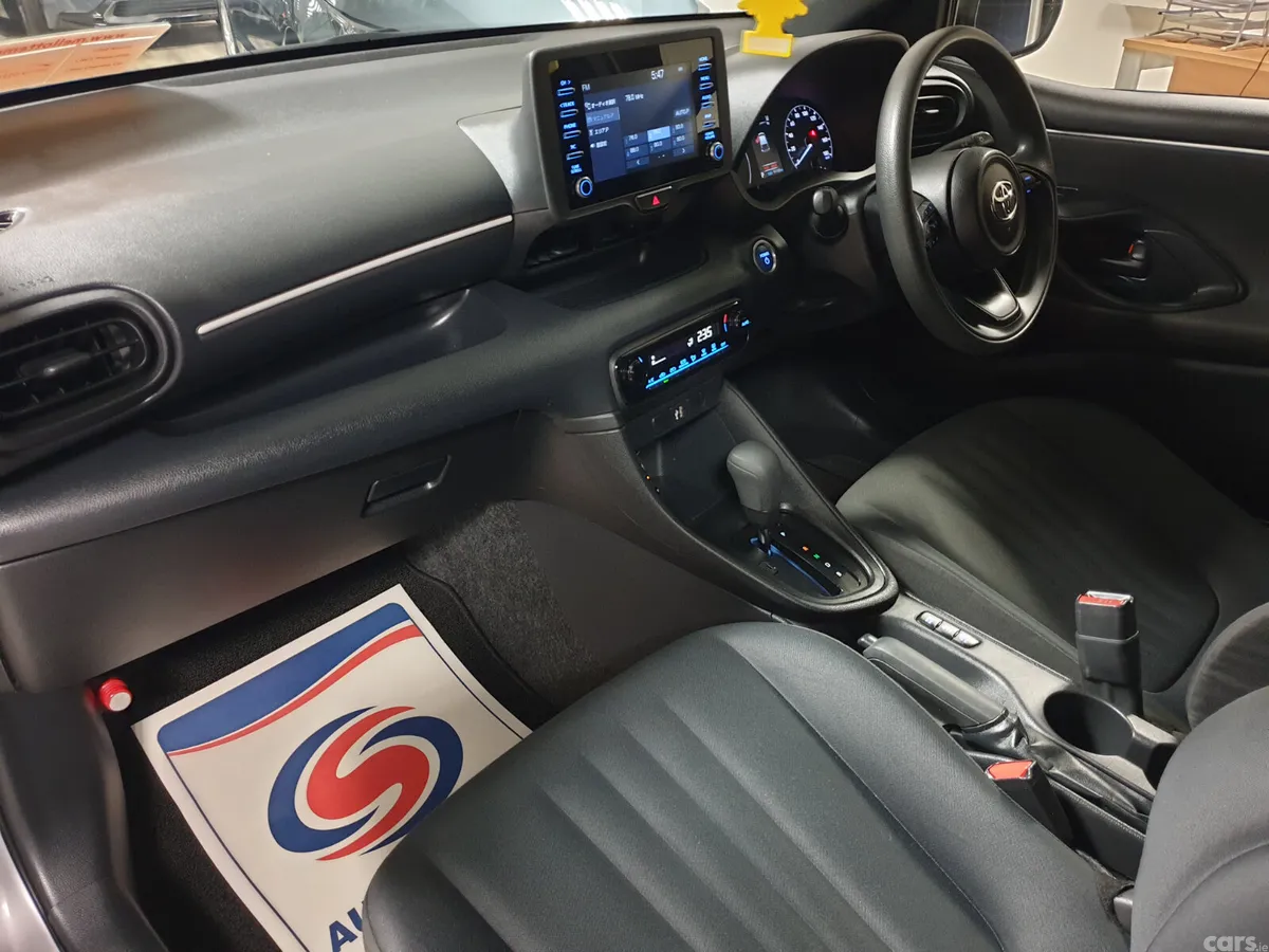 Toyota Yaris Hatchback, Petrol Hybrid, 2021, Silver