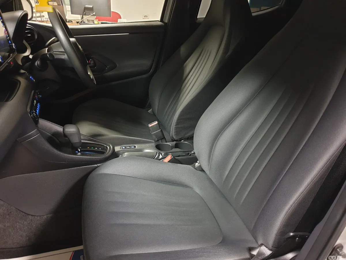 Toyota Yaris Hatchback, Petrol Hybrid, 2021, Silver