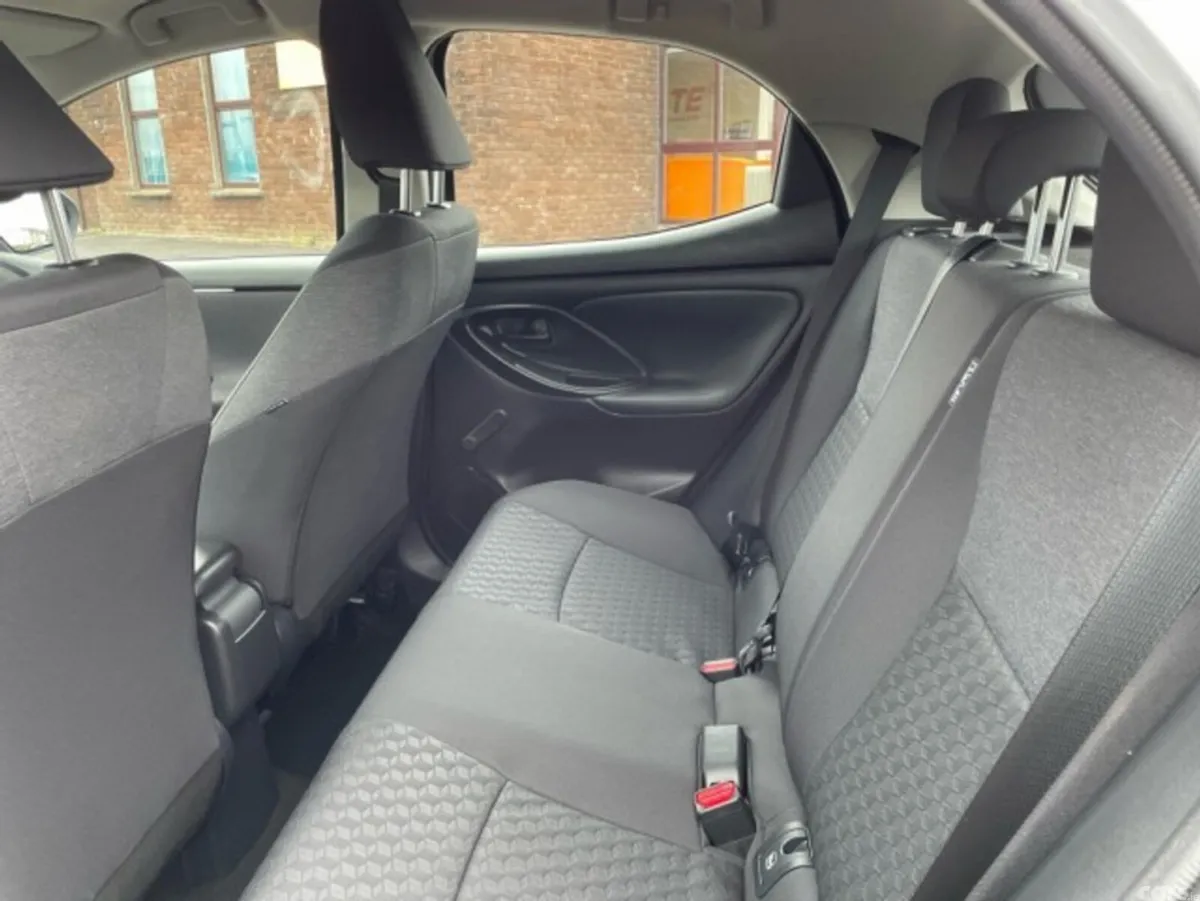 Toyota Yaris Hatchback, Petrol Hybrid, 2023, Silver