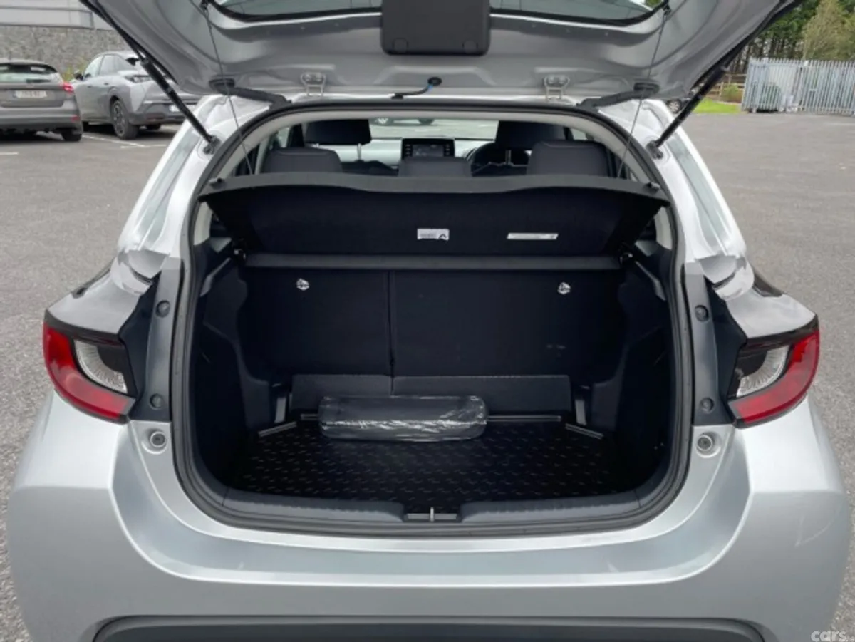 Toyota Yaris Hatchback, Petrol Hybrid, 2023, Silver
