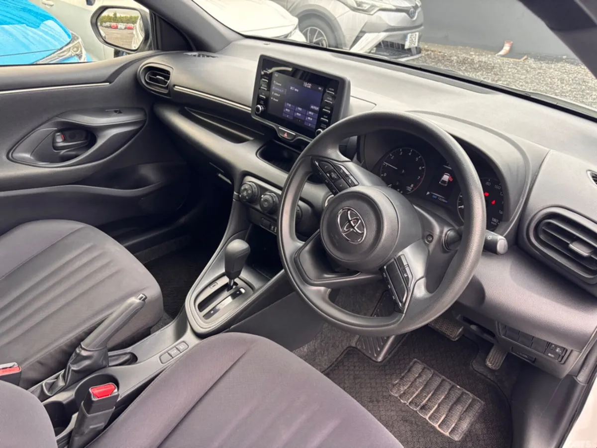 Toyota Yaris Hatchback, Petrol, 2021, White