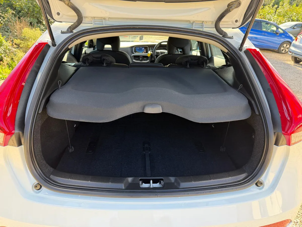 Volvo V40 Hatchback, Diesel, 2018, White