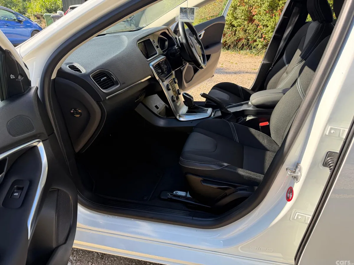 Volvo V40 Hatchback, Diesel, 2018, White