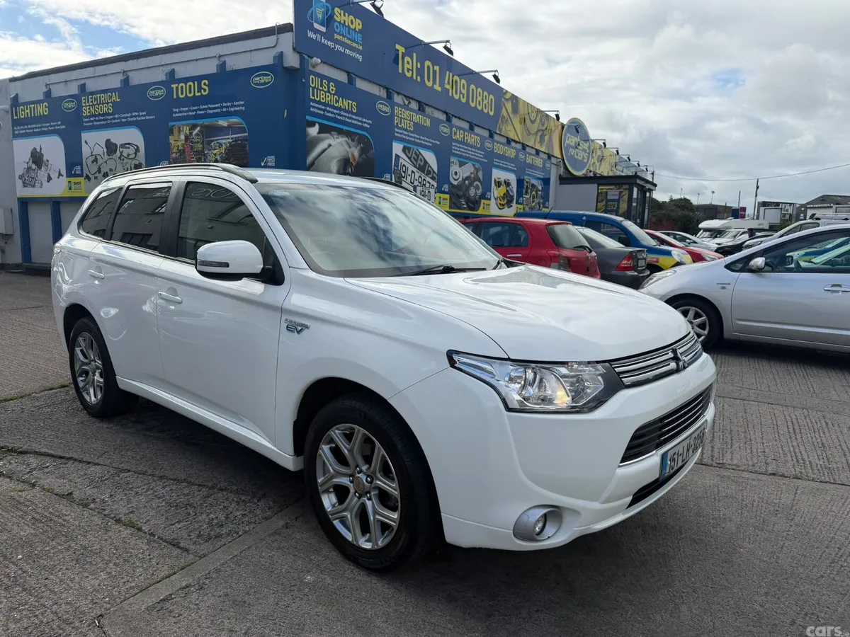 Mitsubishi Outlander SUV, Petrol Plug-in Hybrid, 2015, White
