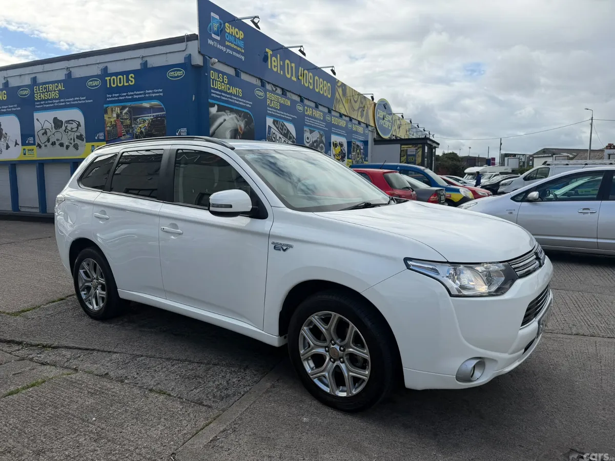 Mitsubishi Outlander SUV, Petrol Plug-in Hybrid, 2015, White