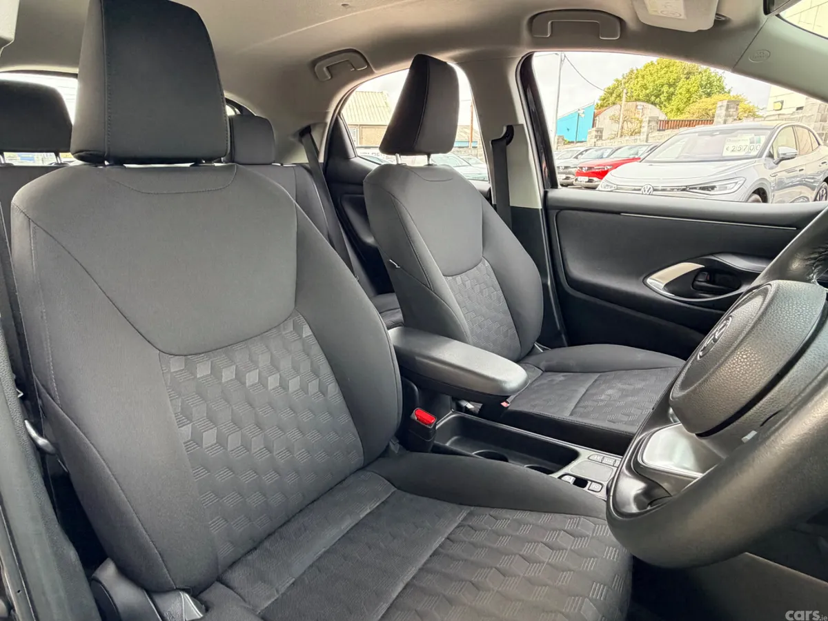 Toyota Yaris Hatchback, Petrol Hybrid, 2024, Black