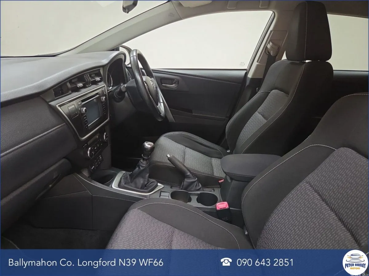 Toyota Auris Hatchback, Petrol, 2014, Gold