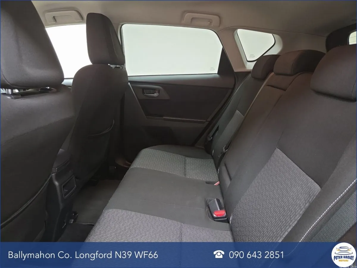 Toyota Auris Hatchback, Petrol, 2014, Gold