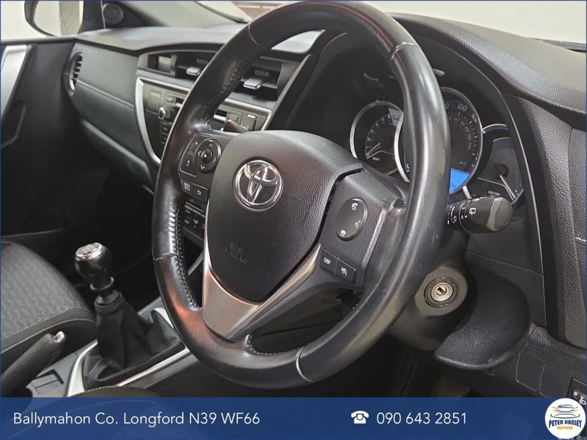 Toyota Auris Hatchback, Petrol, 2014, Gold