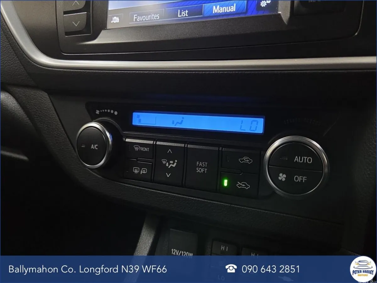 Toyota Auris Hatchback, Petrol, 2014, Gold