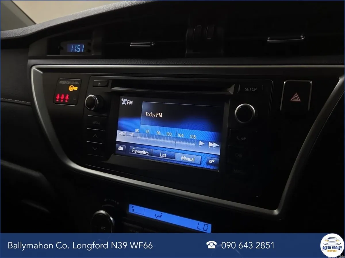 Toyota Auris Hatchback, Petrol, 2014, Gold