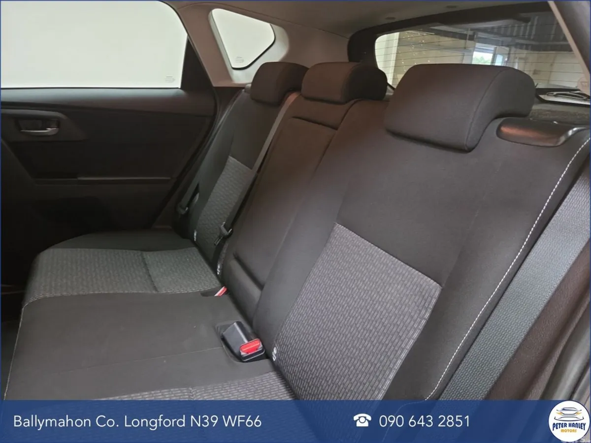 Toyota Auris Hatchback, Petrol, 2014, Gold