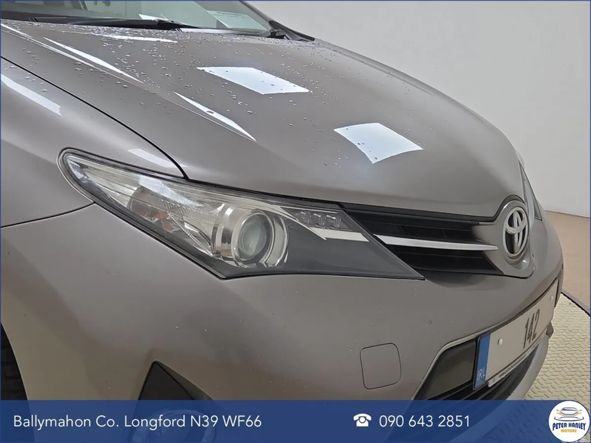 Toyota Auris Hatchback, Petrol, 2014, Gold