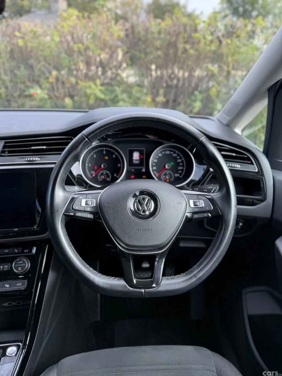 Volkswagen Touran MPV, Diesel, 2019, Black