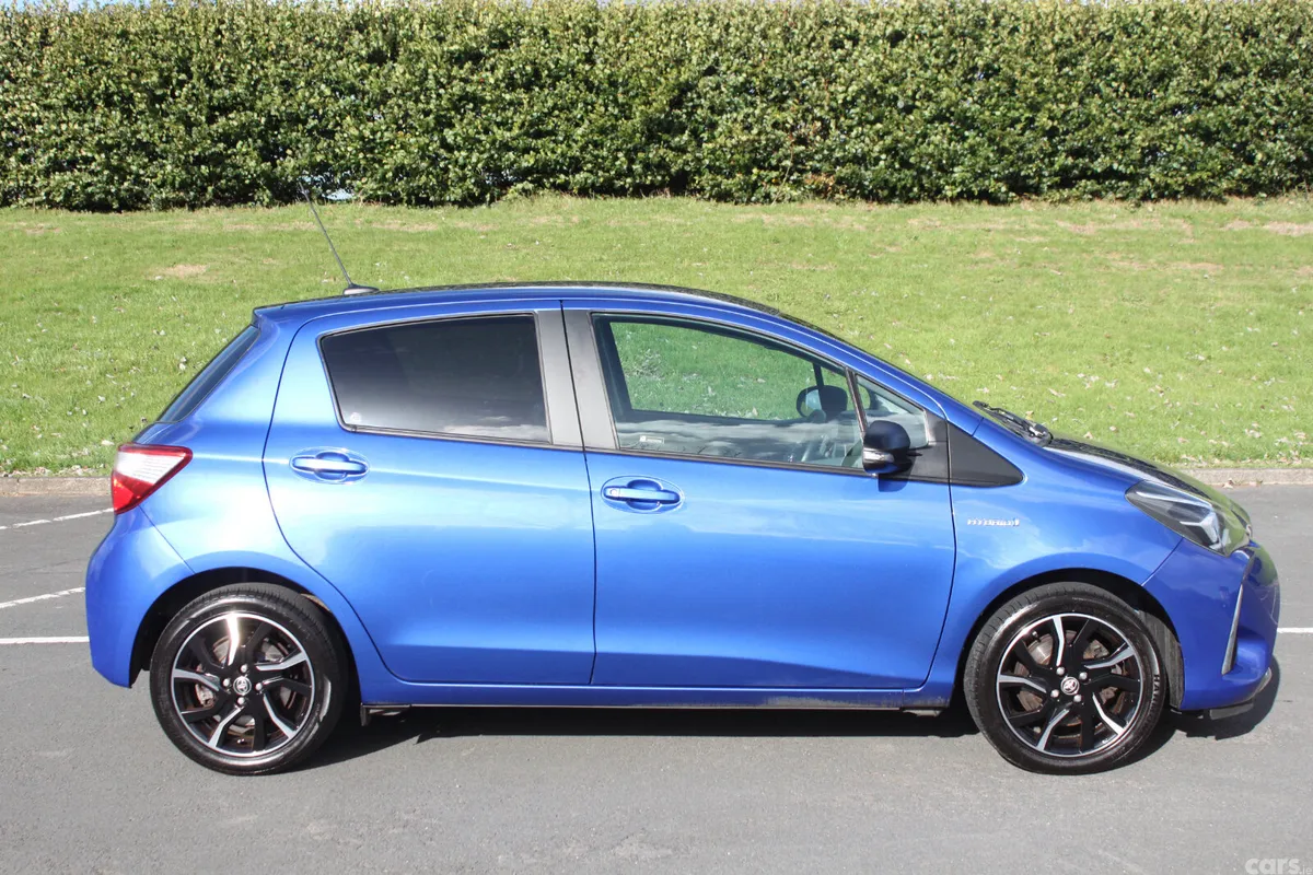 Toyota Yaris Hatchback, Petrol Hybrid, 2017, Blue