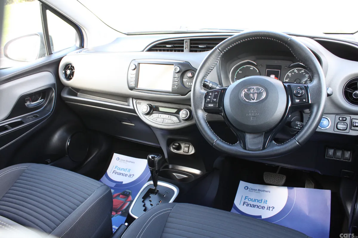 Toyota Yaris Hatchback, Petrol Hybrid, 2017, Blue