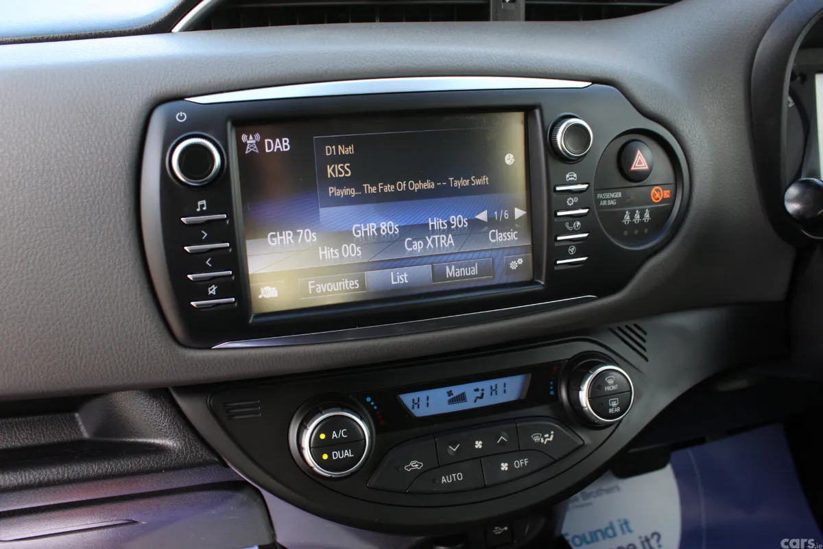 Toyota Yaris Hatchback, Petrol Hybrid, 2017, Blue