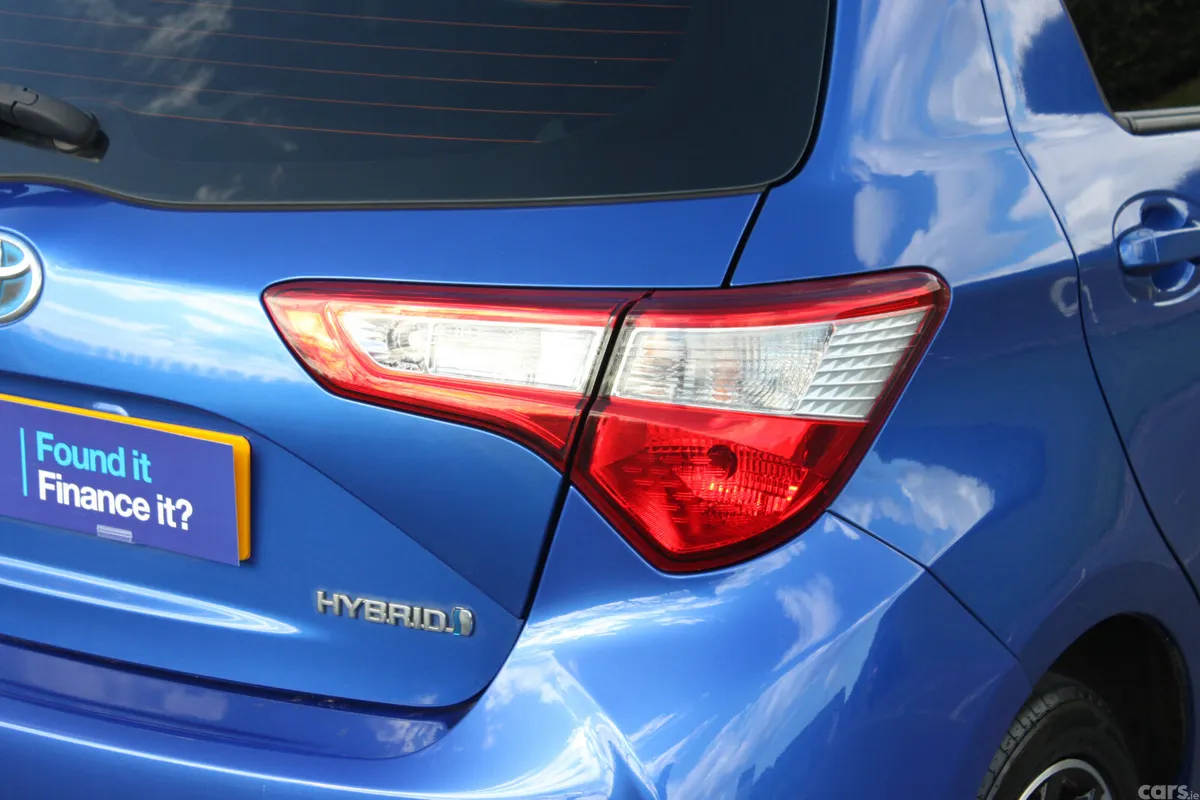 Toyota Yaris Hatchback, Petrol Hybrid, 2017, Blue