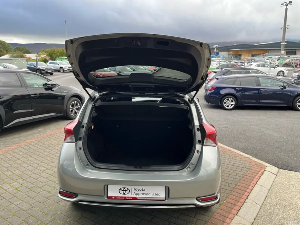 Toyota Auris MPV, Petrol Hybrid, 2018, Grey