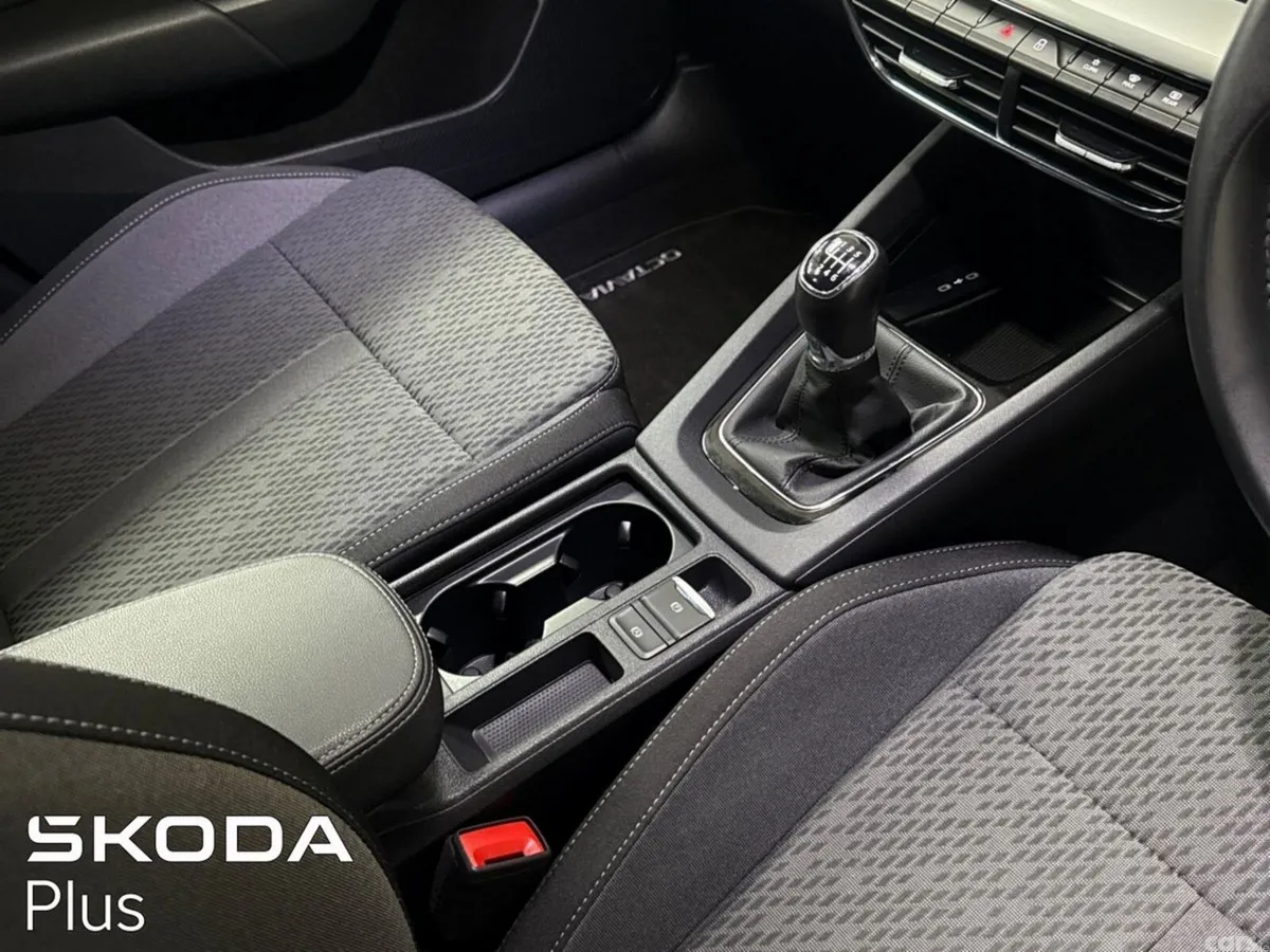 Skoda Octavia Saloon, Petrol, 2022, Silver