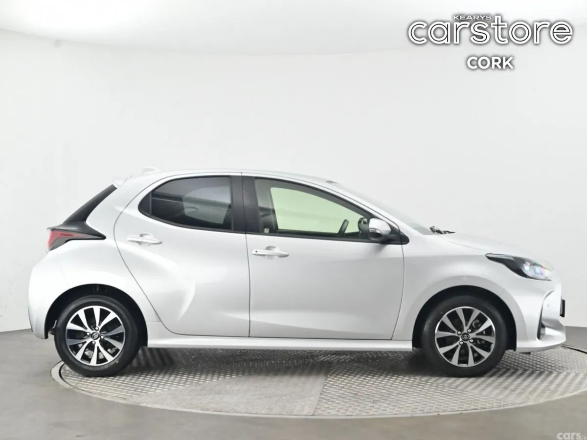 Toyota Yaris Hatchback, Petrol Hybrid, 2022, Silver