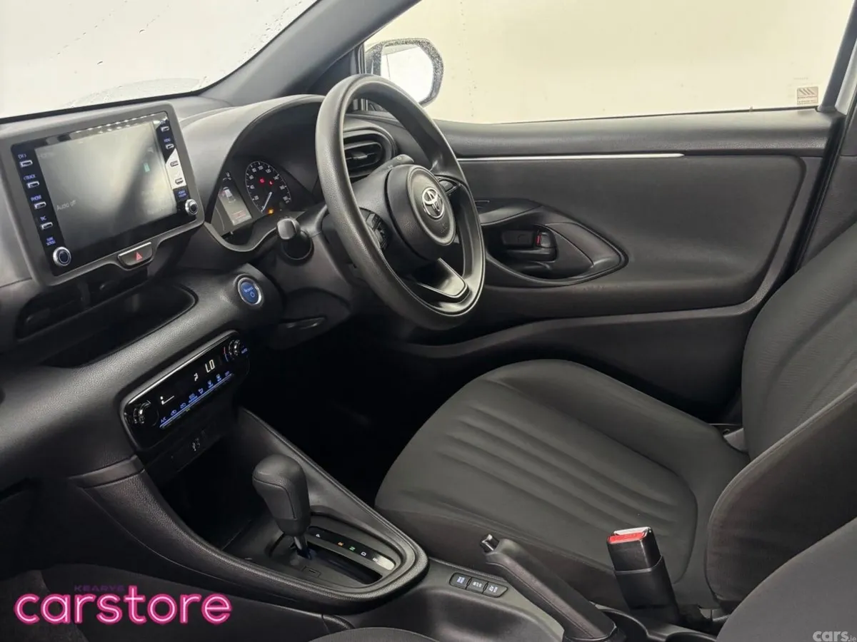 Toyota Yaris Hatchback, Petrol Hybrid, 2022, Silver