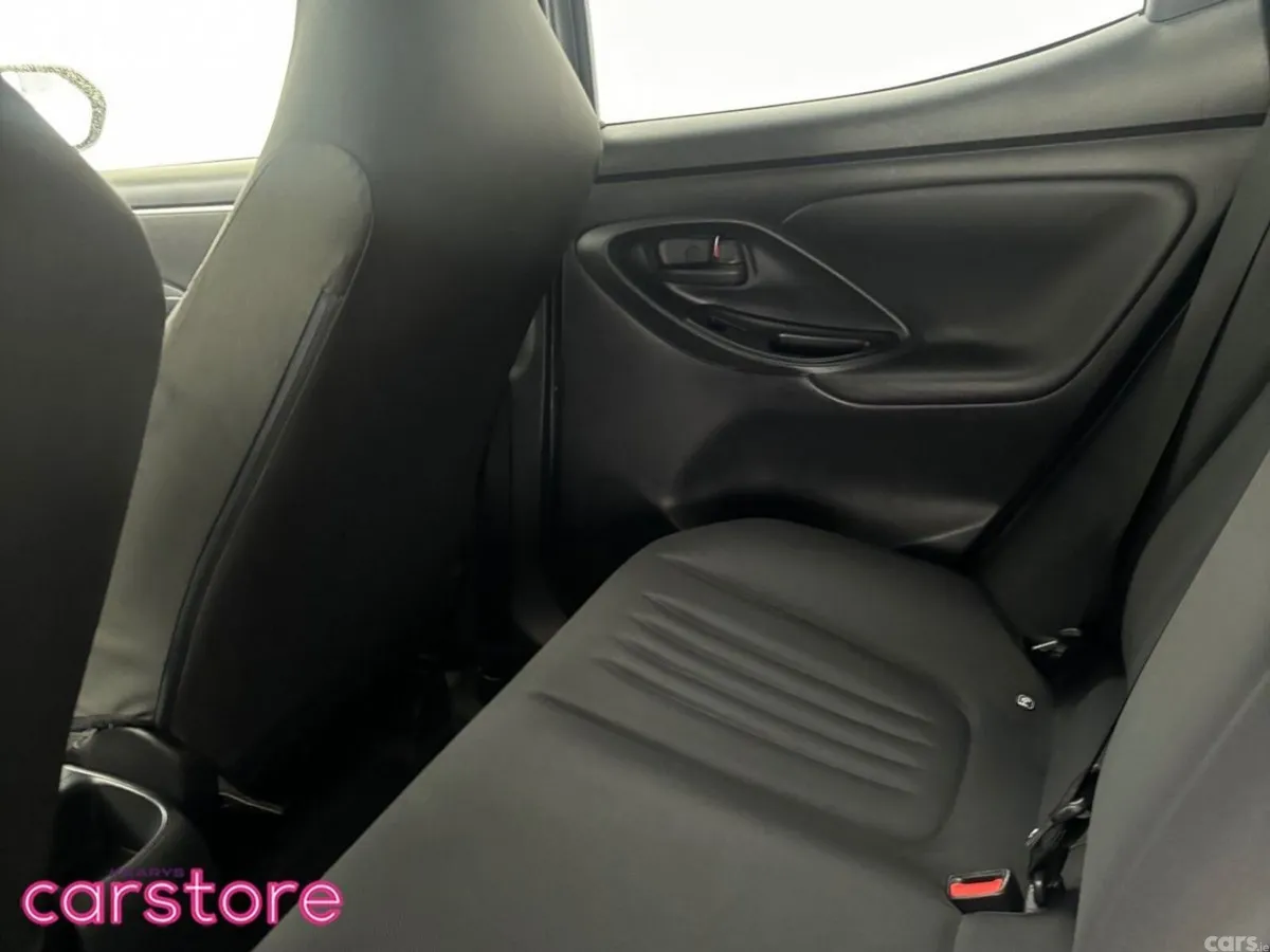 Toyota Yaris Hatchback, Petrol Hybrid, 2022, Silver