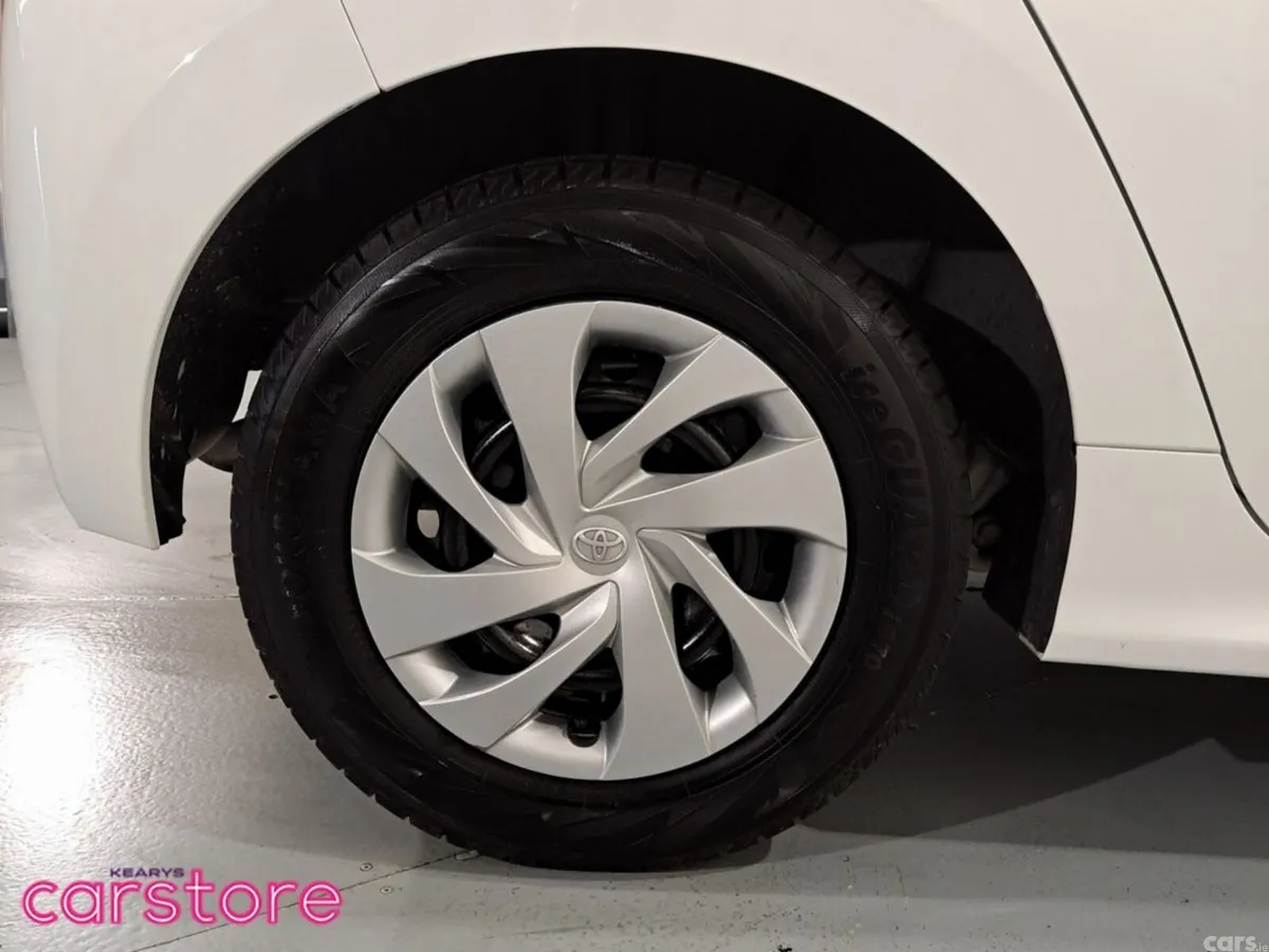 Toyota Yaris Hatchback, Petrol Hybrid, 2023, White