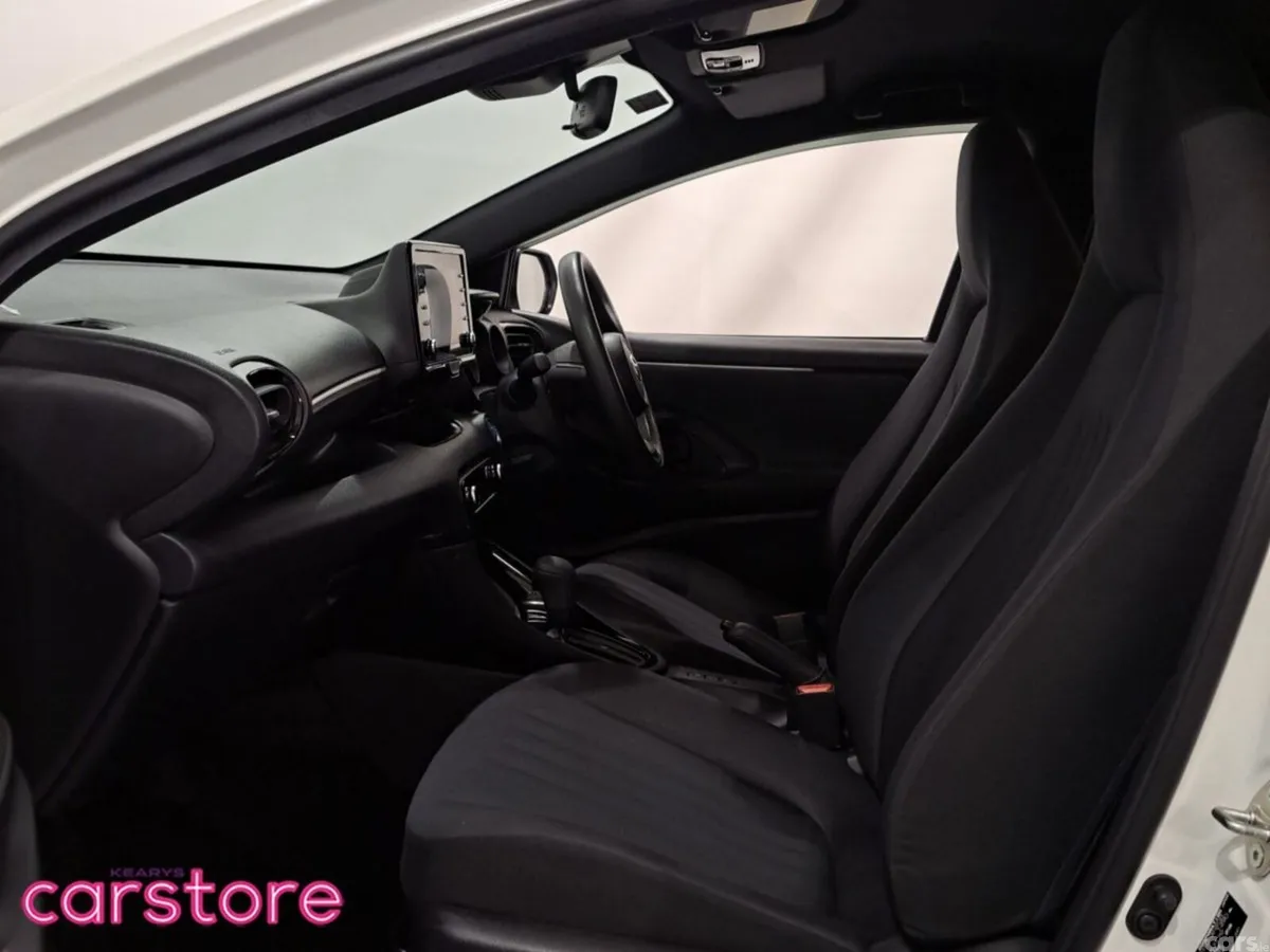 Toyota Yaris Hatchback, Petrol Hybrid, 2021, White
