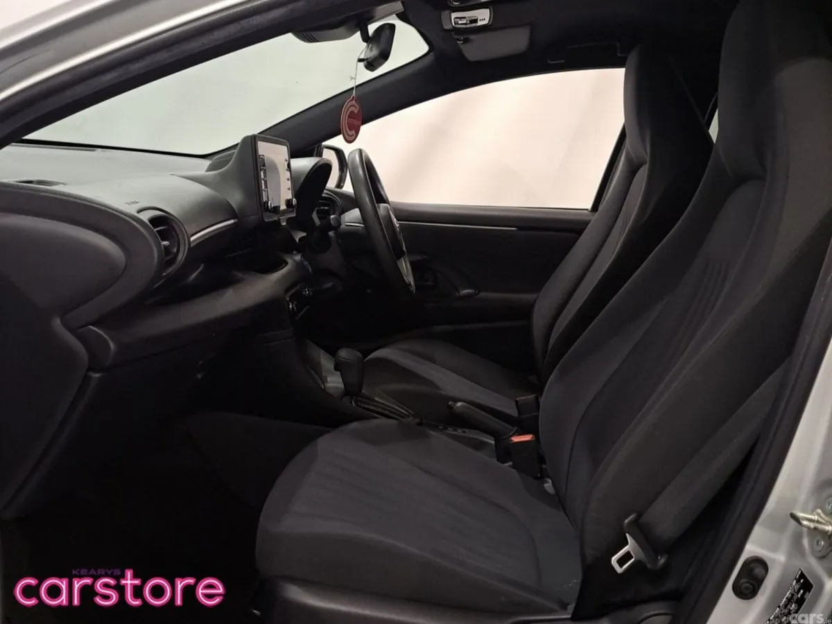 Toyota Yaris Hatchback, Petrol Hybrid, 2022, Silver