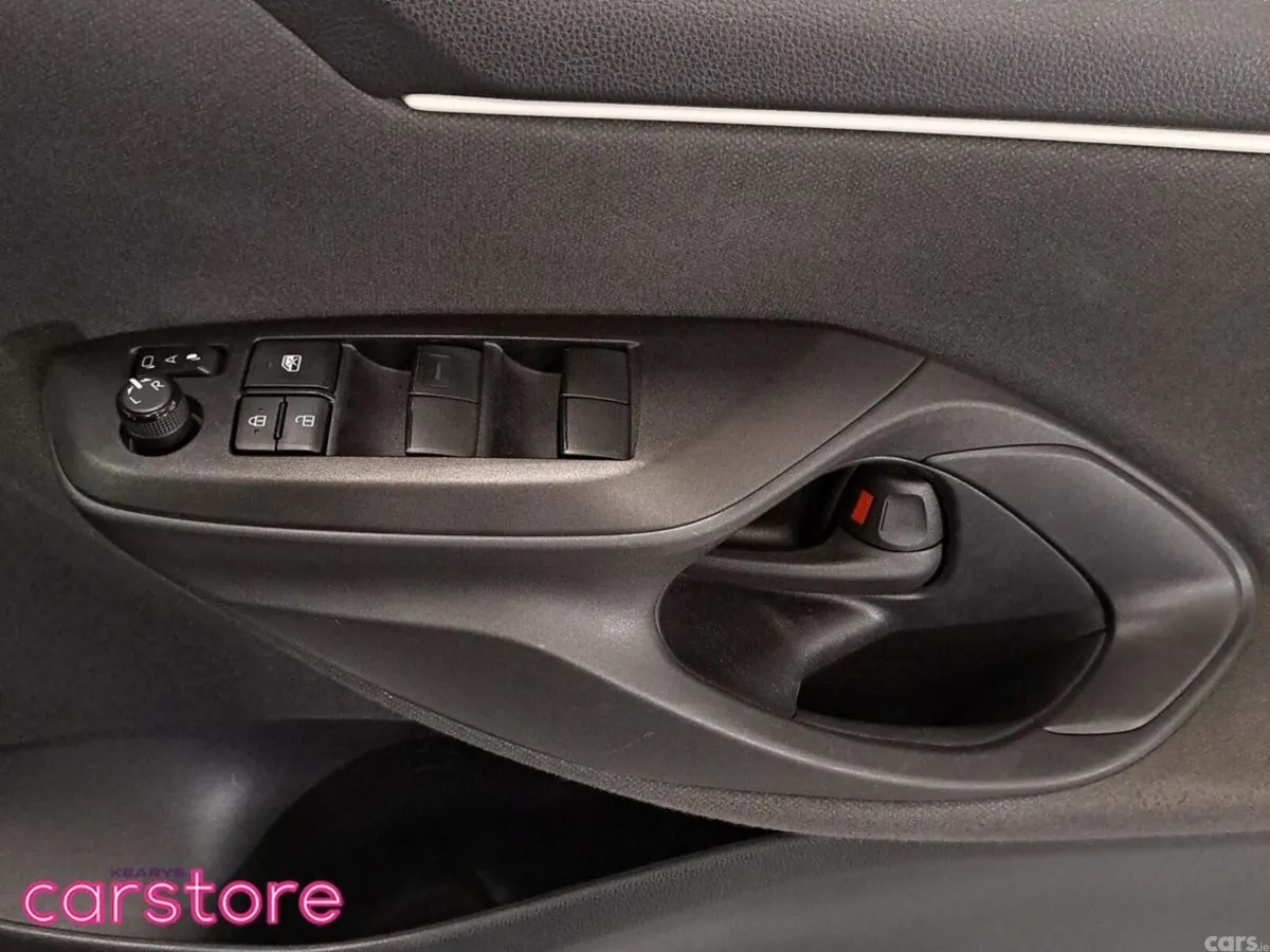 Toyota Yaris Hatchback, Petrol Hybrid, 2022, Silver