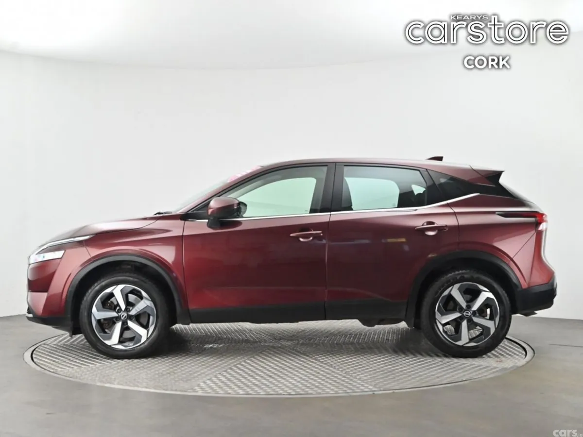 Nissan Qashqai MPV, Petrol, 2023, Red