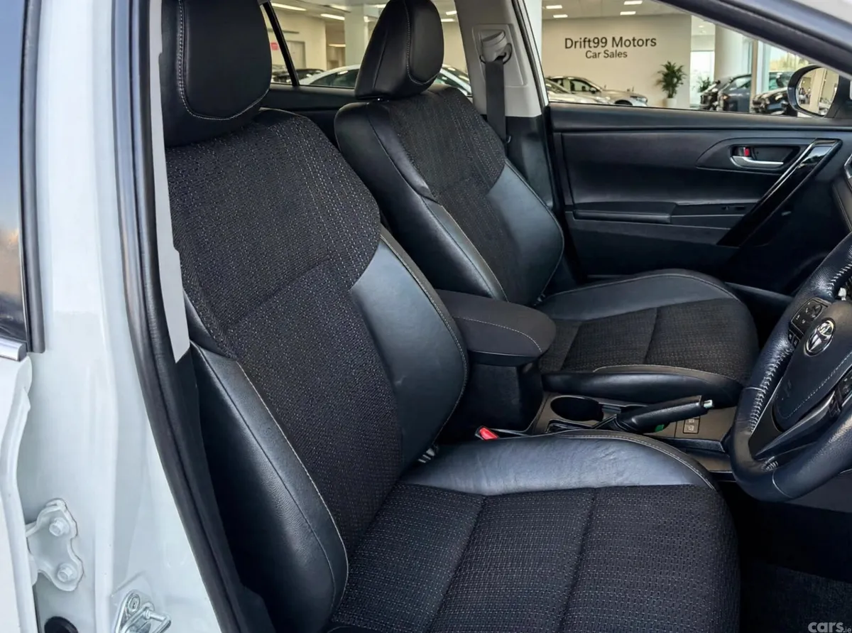 Toyota Auris Hatchback, Petrol Hybrid, 2018, White