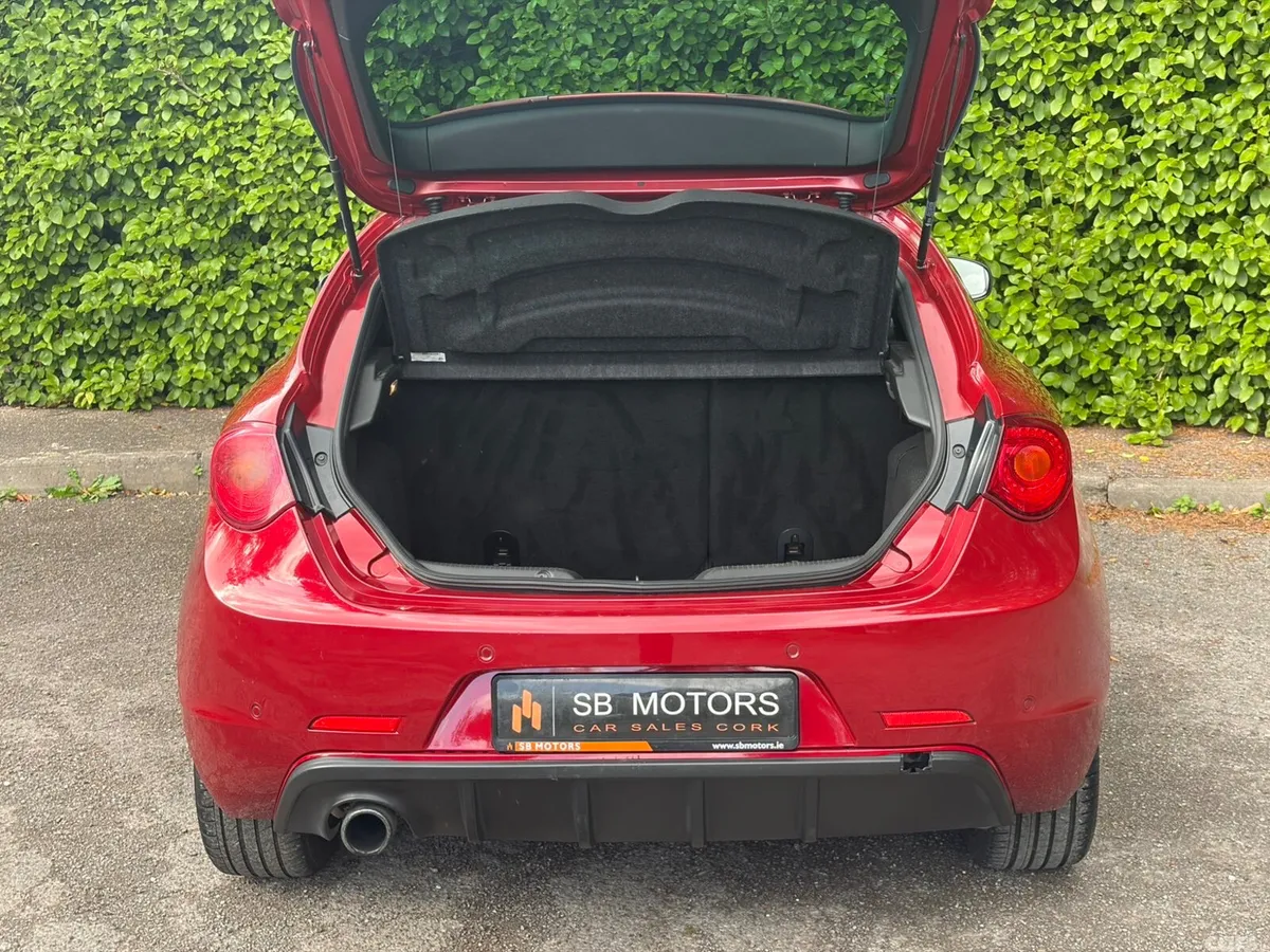 Alfa Romeo Giulietta Hatchback, Petrol, 2018, Red