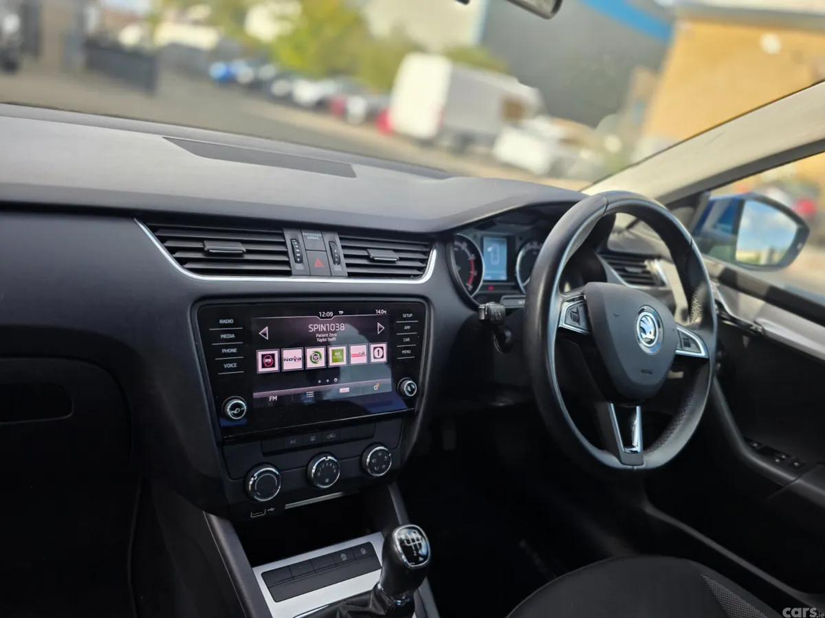 Skoda Octavia Saloon, Petrol, 2018, Blue